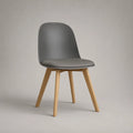 Sedia in plastica grigia con cuscino in pelle e piedi in legno, 48 × 54 × 82 cm