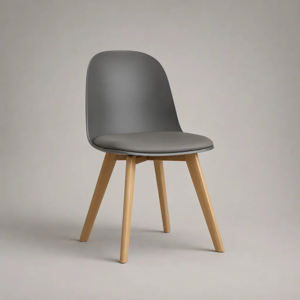 Sedia in plastica grigia con cuscino in pelle e piedi in legno, 48 × 54 × 82 cm