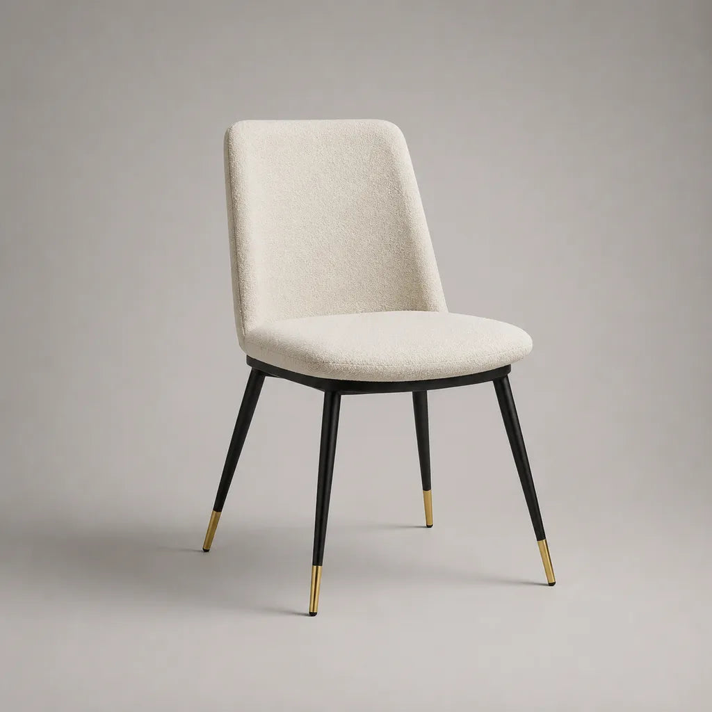 Sedia imbottita in tessuto bianco rotto con piedini in acciaio nero e oro, 49 × 56 × 84 cm